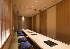 完全個室(掘りごたつ)6名×2卓。12名様までご利用可能です。足をのばしてせる掘りごたつ席は幅広い年代のお客様にくつろいでお食事いただけます。