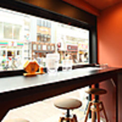 窓際にカウンター席がございます。
