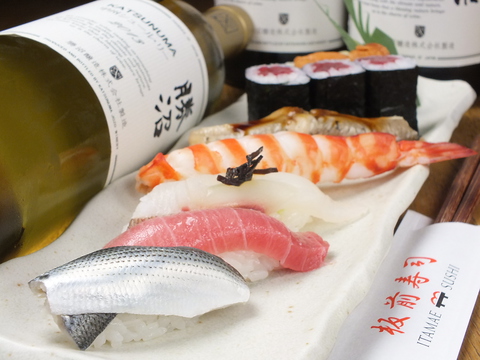 旬のにぎりを食べながら、銀座らしい落ち着いた空間をお愉しみ下さい。