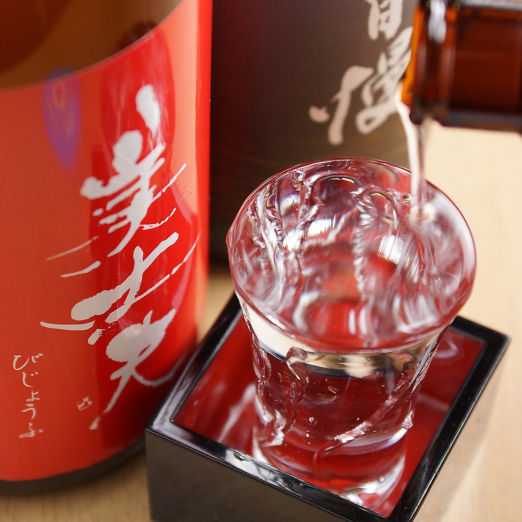 【種類が豊富!!】男女問わず、幅広い年代に人気の日本酒。各地の日本酒を取り揃えています！