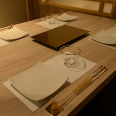【テーブル】和のテイストながらシックな空間のお席です。落ち着いた空間で日本各地の日本酒と新鮮な海の幸を使用した海鮮料理やお肉料理がご堪能頂けます。【梅田　海鮮　日本酒　個室　宴会　飲み放題　しゃぶしゃぶ　鍋　誕生日】