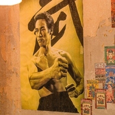 中国の屋台を彷彿とさせる飾り付けと賑わいが広がる店内