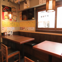 2名掛けテーブルを7席ご用意しております。お二人でのお食事や宴会などにご利用下さい。