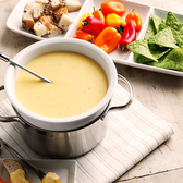 とろける食感と豊かな香りがたまらない、濃厚チーズフォンデュ！旬の野菜やバゲットをたっぷり絡めて楽しむスタイルは、女子会や合コンで盛り上がること間違いなしの大人気メニューです。ワインやお酒との相性も抜群。洗練された個室空間で、みんなでわいわいと囲む至福のチーズタイムを心ゆくまでお楽しみください。