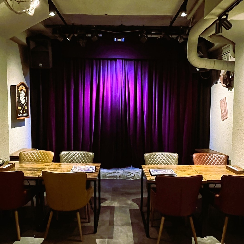 地下の扉を開けると広がる、非日常のイリュージョン空間。