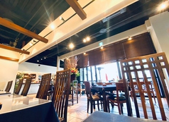 １：ゆったり座れる片側ソファー席お子様連れにもぴったりなソファー席。