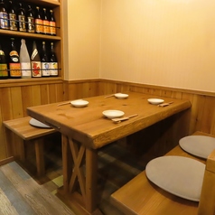 広々とご利用いただけるテーブル席は、ゆったり寛ぎながらご飲食をお楽しみいただける4名掛け。少人数の女子会やご宴会にもぴったりな、程よい距離感のある使いやすいお席です。当店では種類豊富なお酒をご用意しております。お料理を囲み、お好みのドリンクで乾杯するのも良し。飲み比べしてお気に入りを見つけるも良し◎