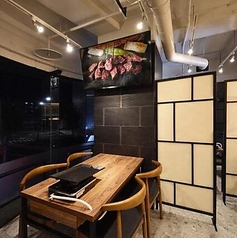 ゆったりとしたテーブル席。本場韓国から取り寄せています。