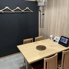 4名様でのご利用に最適なテーブル席の個室です。気の置けないご友人との飲み会や、ご夫婦・ご家族での会食にぴったり。七輪を囲んで、絶品の和牛をシェアしながら楽しい時間をお過ごしいただけます。タブレット注文で、スムーズなオーダーが可能です♪