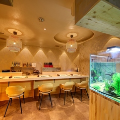 職人の技を目前で堪能できる特等席。静かに立つ油の香り、ひとつひとつ揚がる音、食材の色が変わる瞬間まで──五感すべてで味わう贅沢がここにあります。出来立てを最上のタイミングで供される、一椀一皿が主役となる至福のひととき。