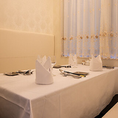 広々とした席とソファー席を設けており、くつろぎながらお食事を楽しめます。ゆったりとした空間で、友人や家族との会話を楽しむのに最適です。リラックスできるソファー席は、特別なひとときを演出し、長時間の滞在も快適にお過ごしいただけます。