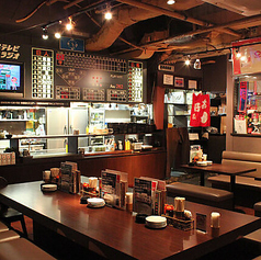 当店のテーブル席の傍には、広島カープが初めてセ・リーグを制覇した、歴史的な瞬間のスコアボードを展示しています!当時を思い起こさせるその迫力はまさに圧巻。熱烈なカープファンの方には、ぜひ一度このお席で熱い思いを分かち合いながら、料理をお楽しみください。