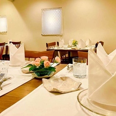 通常、2～４名様のお客様は、　　　　　　店内奥のテーブル席へご案内しております。　　　　　　　　　　　　　　　　　デートやお誕生日など記念日にごゆっくりお過ごしください。