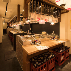 【屋台気分を楽しめる♪】九州博多の風物詩“中洲の屋台村”の雰囲気と名物料理が楽しめる大衆居酒屋！提灯の灯りに包まれながら、仲間ともつ鍋を囲むもよし。特選馬刺しなど一品料理に舌鼓を打つもよし。飲み放題付宴会コースで大人数の打ち上げなどさまざま楽しみ方をご提供！