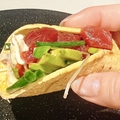 料理メニュー写真&nbsp;和食屋のまぐろ＆アボカドタコス