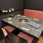 家族や友人との会話が盛り上がる、落ち着いた雰囲気の空間をご用意しています。シックな黒を基調としたインテリアは、大人の洗練されたセンスを感じさせ、特別な日のお祝いからビジネスの接待まで、多様なシーンでご利用いただけます。ぜひ一度、当店の独自の雰囲気をお楽しみください。