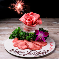 “デザートプレート＆肉ケーキ”で盛大にお祝い！！