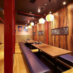 大人数で集まる会社のご宴会や同窓会・各種ご宴会に最適。落ち着いた空間でゆったりと寛げる個室席です。飲み放題付コースもあり！