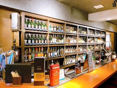 バックバーには約180種類ほどのウイスキー