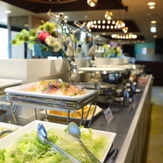 サラダ・デザート・ドリンクのバイキング付き