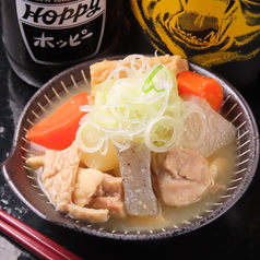 じっくり煮込まれた深い味わい！お酒のアテに最高のほっこりもつ煮込みの写真