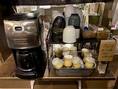 ランチタイムは挽き立てコーヒーと自家製プリンが無料で付きます。
