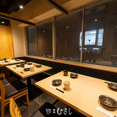 ［10～12名様］木の質感と洗練された照明の半個室。大きな窓から外を眺めながら静かなひとときをお愉しみ頂けます。和の趣きとモダンさが、大人の集いにふさわしい格別な時間を演出してくれます。