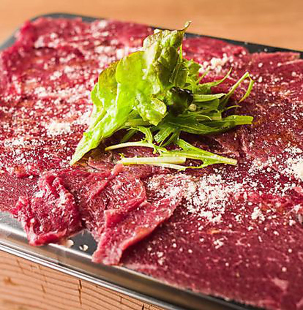 当店ではディナータイムで　アンガス牛の熟成生ハムをお通しとしてご用意しています