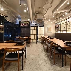 ゆったりとしたテーブル席。本場韓国から取り寄せています。