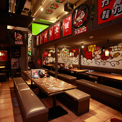 2名様から大人数様まで、人数に合わせて柔軟にお席をご用意いたします♪カープ仲間と一緒に盛り上がりたい!」そんなご要望にもお応えできるよう、テーブル席の半面貸切も承っております。人数の規模や目的に合わせて、心地よい空間を演出いたします。ぜひご利用ください。