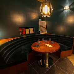 扉を閉めれば、日常の喧騒から離れたプライベート空間が広がります◎周囲を気にせずお食事を楽しめるため、気の置けない仲間との小規模なご宴会に最適です♪