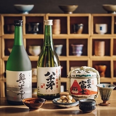 厳選した日本酒や焼酎が素材の旨味をより一層引き立てる