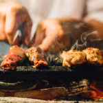 白レバー、ハラミ、牛スジなど変わり種の串焼きから、定番メニューまで！夏はビールと焼き鳥が合う♪