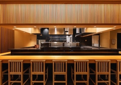 お一人様でもご利用いただきやすいカウンター席。お一人でゆっくりお食事を楽しみたい時にもぜひご利用下さい。