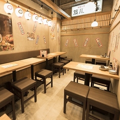 【ほっとするひとときを◎】焼きたて餃子を囲み、会話も箸も止まらない楽しいひとときを過ごせるテーブル席。さらに、もつ鍋の湯気に包まれた温かみのある空間で、気取らずゆったりとお寛ぎいただけます。仲間との語らいや、ほっと一息つきたい時にもぴったりです♪お腹も心も満たされる、楽しいひとときをご堪能ください。