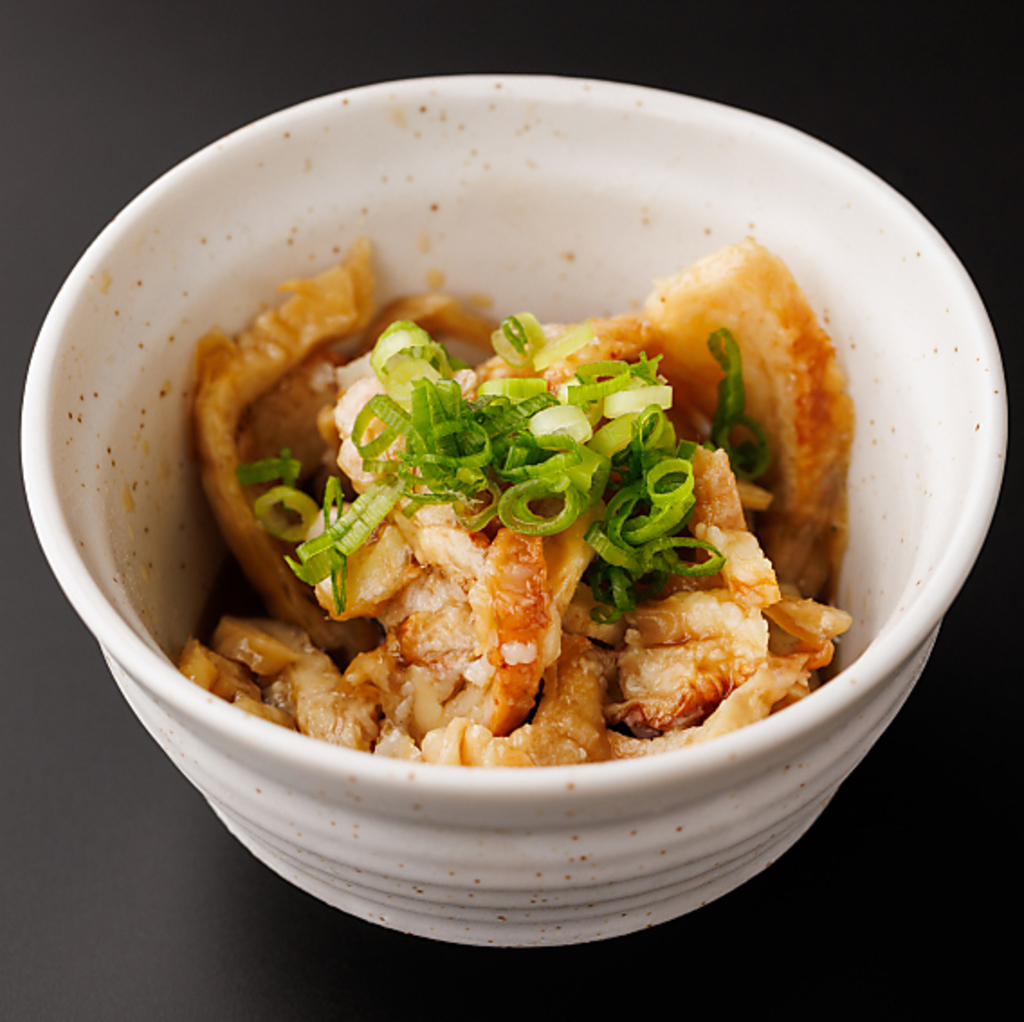 鶏皮ポン酢や梅水晶など、定番のおつまみメニューも勢揃い♪仕事終わりの晩酌にもご利用ください！