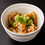 鶏皮ポン酢や梅水晶など、定番のおつまみメニューも勢揃い♪仕事終わりの晩酌にもご利用ください！