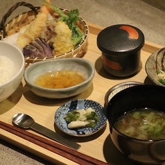 彩り豊かな当店自慢の天ぷら御膳を2300円(税込)で♪
