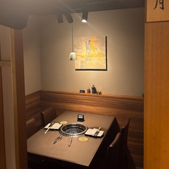 4名様用個室風景。調光も暗めでジャズが流れる静かな空間。