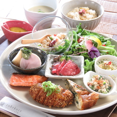 お惣菜８種の季節プレートzukekura SEASON LUNCH PLATE（8種）