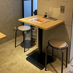 少人数でご利用いただけるテーブル席完備！