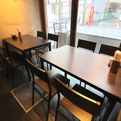 【開放感のある窓側席も】様々な種類のお席も御座います。