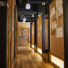 デートや仕事帰りの飲み会に◎個室は掘りごたつ席なので、足元楽々でおくつろぎ頂けます。女子会や合コン、接待やご家族様でのご利用など様々なシーンでご利用下さい。お得な飲み放題付のコースメニューを多数ご用意してお待ちしております。