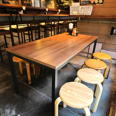 【店内入ってスグの、気軽に飲めるお席!】