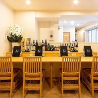 広々としたカウンター席でお料理を存分に味わう