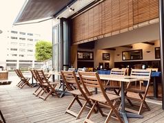 １：運河一望できる、爽やかな自然を感じるテラス席