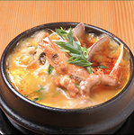 本場韓国の味！海鮮をたっぷりトッピングした海鮮スンドゥブは魚介の旨味がたっぷり！是非ご賞味を★