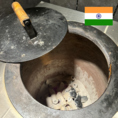 サフラン郡山で提供しているナンやチキンティッカなどのタンドールメニューは全て、インドから輸入した石窯【タンドール釜】で焼いています。なんとこの釜、200キロもの重さ！炭焼きの香ばしさと、手作りならではの本格的な味を是非、お楽しみください。