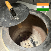 サフラン郡山で提供しているナンやチキンティッカなどのタンドールメニューは全て、インドから輸入した石窯【タンドール釜】で焼いています。なんとこの釜、200キロもの重さ！炭焼きの香ばしさと、手作りならではの本格的な味を是非、お楽しみください。