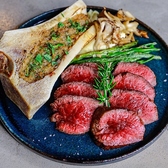 肉の旨みをしっかりと感じられる赤身ステーキに、香ばしく焼き上げた骨髄をかけ合わせた贅沢な一品!(梅田/イタリアン/ダイニングバー/デート/夜景/記念日/誕生日/サプライズ/東通り/中崎町/大阪駅/梅田駅/バースデープレート/梅田駅ディナー)